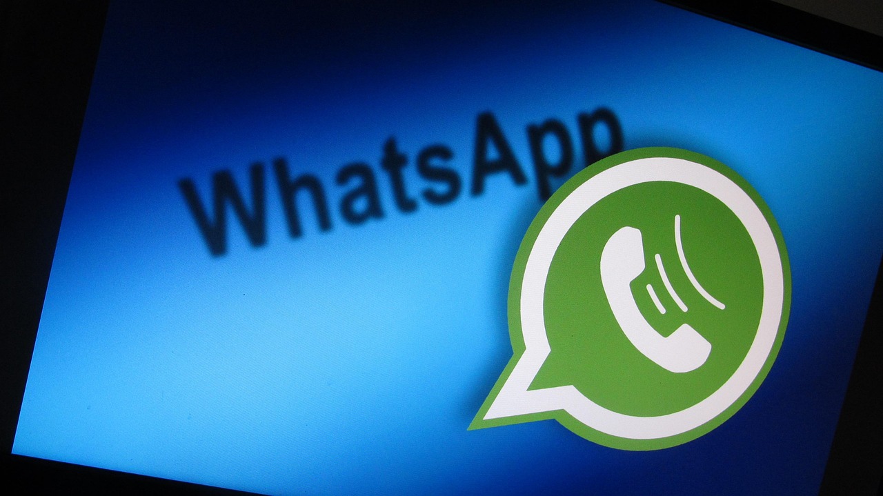 WhatsApp impone nuove regole: chi tempesta di messaggi rischia ora il blocco immediato