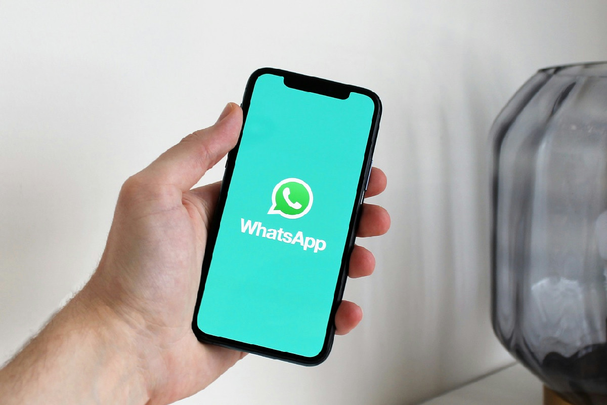 WhatsApp mette un freno ai messaggi a raffica: nuova regola per chi contatta sconosciuti